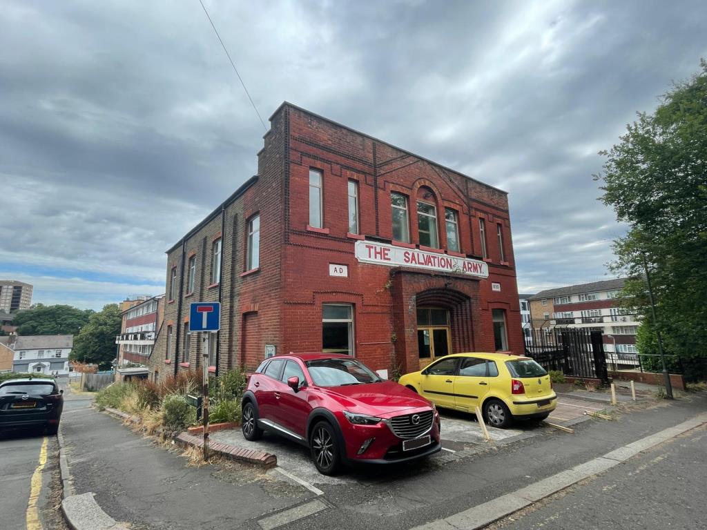 Lot: 140 - FORMER SALVATION ARMY BUILDING WITH POTENTIAL - Former salvation army building